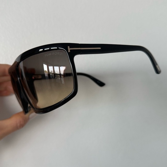 Tom Ford Clint-02 XL pre owned without box
FRAME Black LENSES Grey - Picture 10 of 16